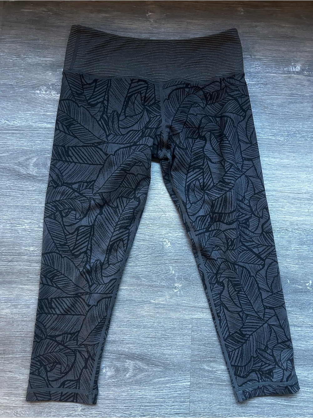 Vuori Black and Gray Palm Leaf-Print Leggings Size Small 23 inch inseam